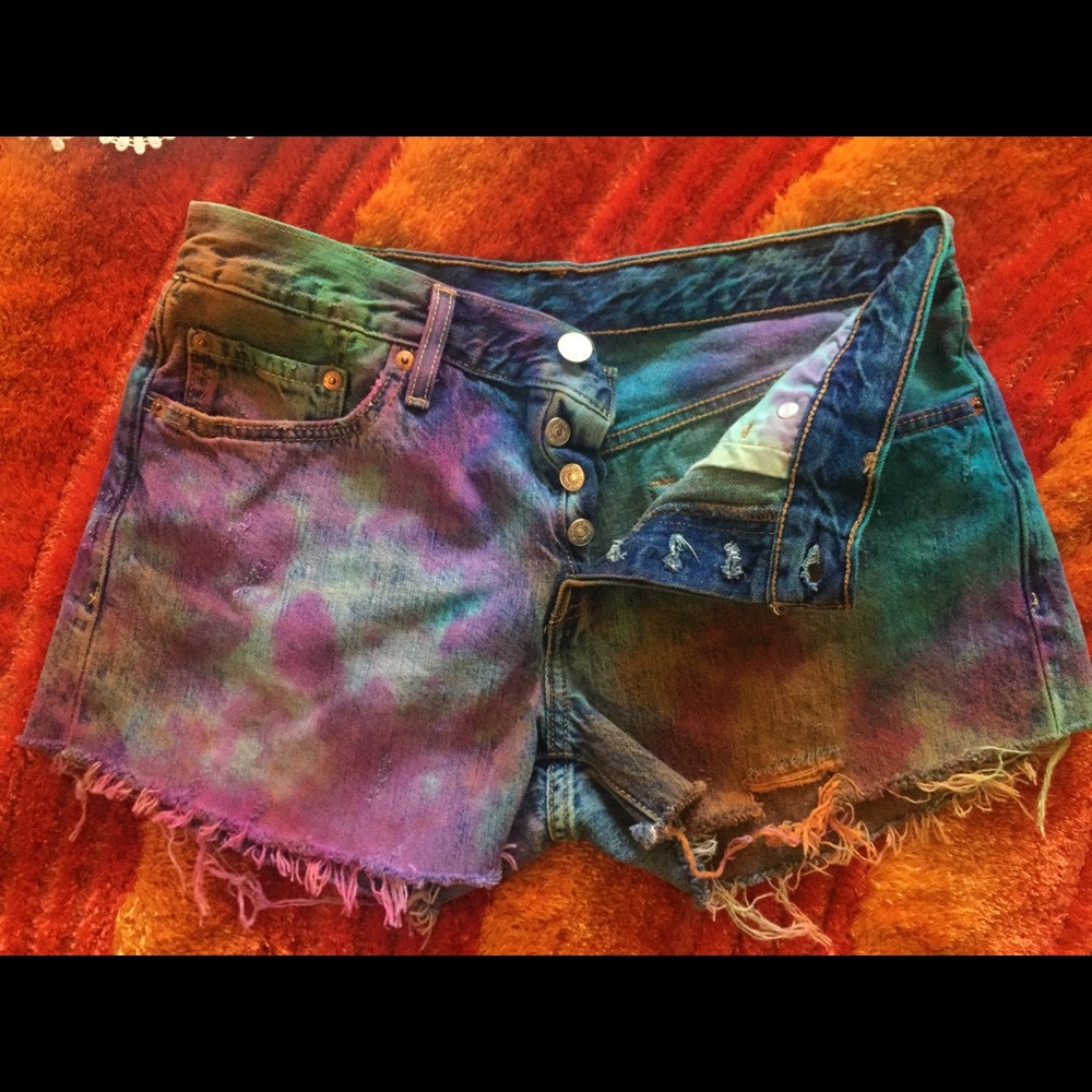 Levi’s denim tie-dye shorts size W26